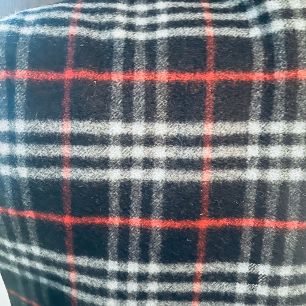 Burberry’s (Burberry dropped the ‘s in the 90’s ) Navy Nova Check 💯 Cashmere - Picture 8 of 8